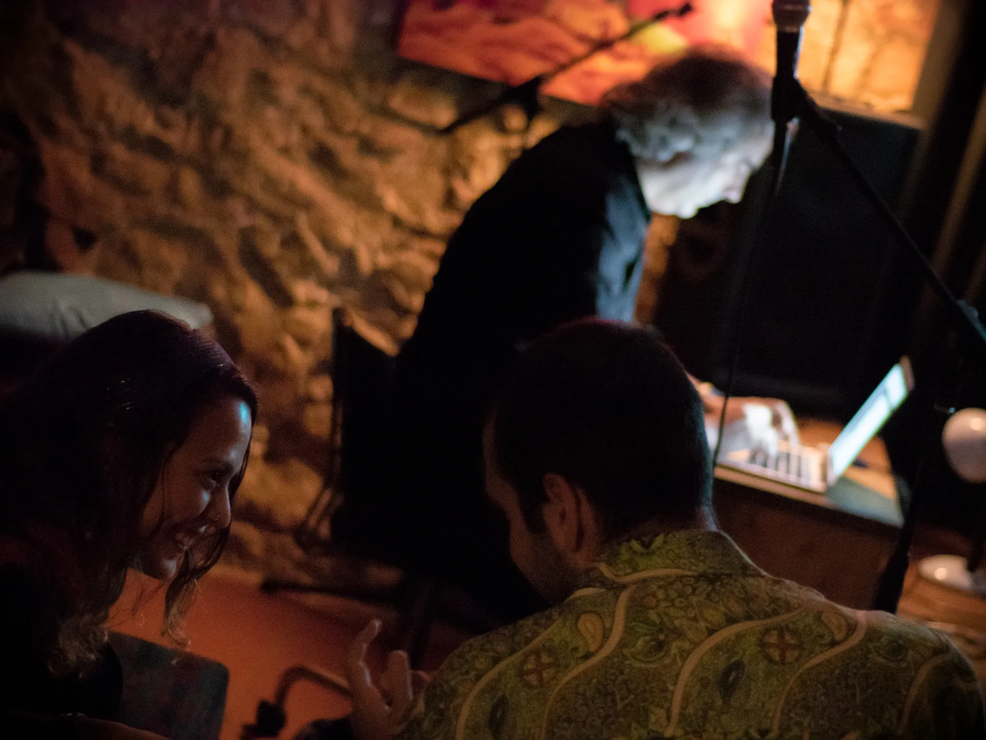 Público y escritores durante una sesión de escritura en vivo, Barcelona, 2015